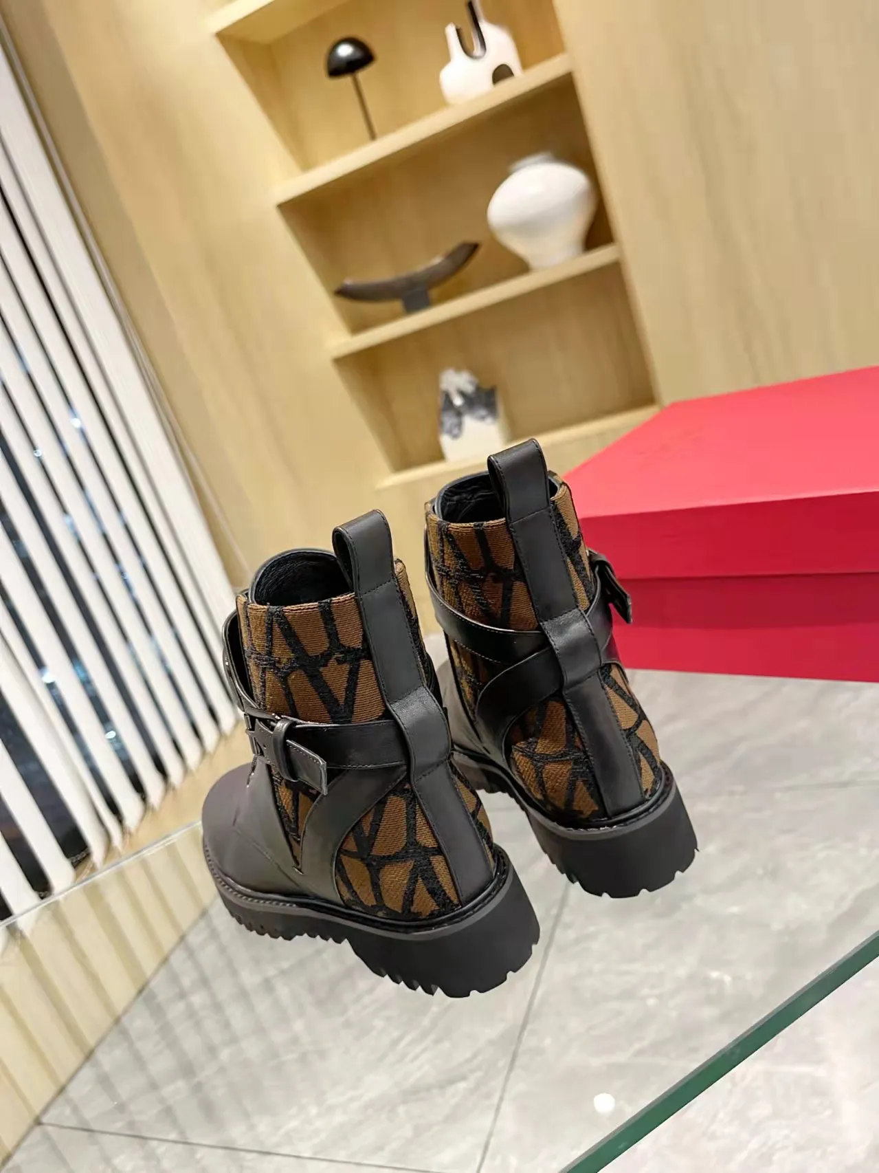 👟👟Ex-factory price 540👟👟 𝑉𝐴𝐿𝐸𝑁𝑇𝐼𝑁𝑂 Valentino's new autumn and winter Martin boots. The unique [V logo fabric print pattern] brings out a full sense of high-end, worth buying★Absolutely high-grade❥Original method Absolute sensibility❥Elegant style Create a different feeling, simple and elegant style!  Fabric: fabric printed cloth + imported cowhide. Lining: inner sheepskin. Bronze large buckle with high-end printing. Color: black, brown. Size: 35-41. (42 customized items cannot be returned or exchanged)